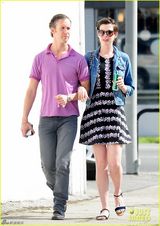 组图：海瑟薇与老公逛街 碎花短裙显春日风情