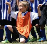 组图：布兰妮两子踢球 父亲与前夫携手围观