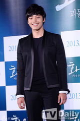 组图：韩片《华颐》发布 吕珍九露纯真笑容