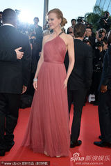 组图：妮可戛纳走秀风情露背 真空激凸艳光四射