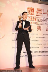 组图：萧敬腾获最佳国语男歌手 兴奋摆造型