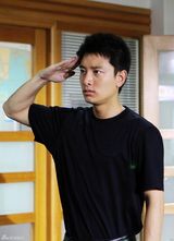 组图：《便衣警官》热拍 贾乃亮演警察苦练动作戏