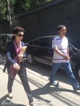 组图：梦鸽现身向公安部信访部递相关资料