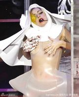 组图：Lady Gaga演唱会口味重 血腥骷髅手玩自摸