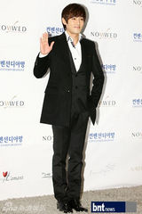 组图：韩笑星洪禄基大婚 SM娱乐家族总动员祝贺