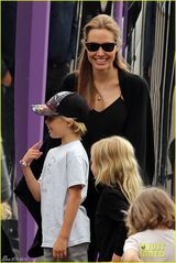 组图：朱莉携子女游玩 豪乳依旧真空激凸