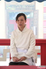 组图：刘家良遗体火化 翁静晶灵前掩脸痛哭