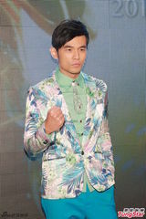 组图：周杰伦带病宣传巡演 花西服帅气抢镜