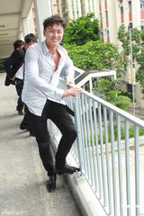 组图：王浩信跳桥戏惊心动魄 森美以一敌十秀功夫