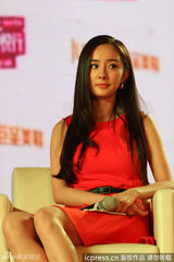 组图：杨幂出席活动显疲态 目光呆滞疑有心事