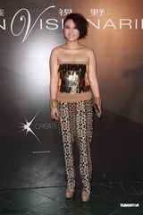 组图：周慧敏走秀疲态尽显 “虞姬”杜鹃亮相