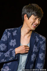 高清组图：玄彬上海开唱 与粉丝合影自拍乐陶陶