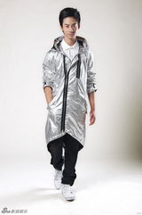组图：赵文浩拍银色酷装写真 彰显帅气个性