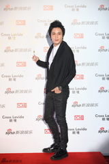 组图：薛之谦亮相街拍盛典黑白利落