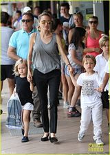 组图：朱莉带孩子逛书店 一家人牵手过街显温馨