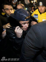 组图：比伯被控殴打司机 多伦多警局遭疯狂围堵