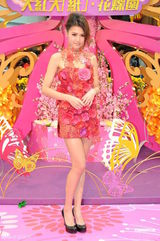 高清图：周秀娜出席商业活动 着花瓣短裙艳丽迷人