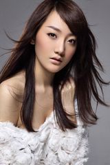 组图：甜美孟瞳迪新写真露性感 红唇轻咬变时尚魔女