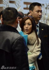 组图：酒井法子来京 热情粉丝送花