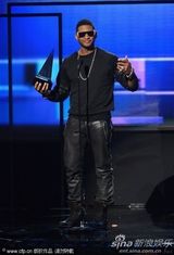 组图：亚瑟小子深情开唱 捂耳伸手表情纠结