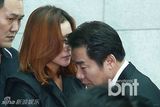 组图：金喜善等含泪参加金宗鹤导演遗体告别式