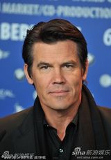 《大地惊雷》发布会 奥斯卡影帝布里奇斯亮相(图)