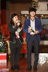 组图：金桢勋优雅亮相腼腆与女粉丝拥抱