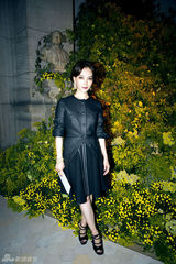 组图：陈数巴黎时装周看秀 纯色质感皮衣妩媚