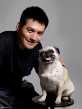 组图：严宽携爱犬拍写真 展现男人细腻温柔面