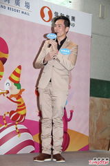 组图：陈豪出席香港小丑节 透露女友与家人过圣诞