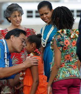 高清组图：奥巴马夏威夷过圣诞 夫妻着装亲民受欢迎