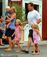 组图：施瓦辛格与神秘女约会 携三小孩如一家人