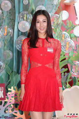 组图：钟嘉欣红色裙装亮相 笑容甜美大方秀美腿