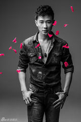 组图：罗晋曝黑白时尚大片休闲大气