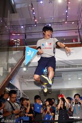 组图：卢广仲出席代言 搏命空降被吊半空压力大