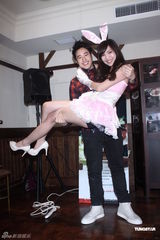 组图：潘玮柏抱兔女郎庆情人节 否认与江语晨拍拖