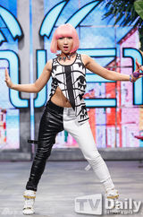 组图：EXO《MCD》华丽演出 2NE1回归登台