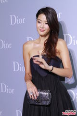 组图：钟楚红张曼玉同台亮相 全智贤露香肩