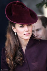 高清图：英国王室圣诞节现身教堂凯特帽子抢眼