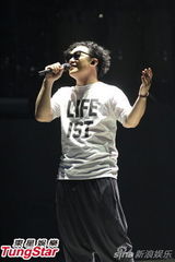 组图：陈奕迅开唱造型似黑山老妖 少说话多唱歌