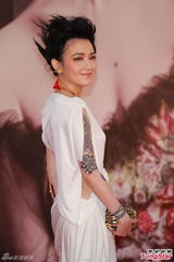 组图：范晓萱亮相金像奖红毯 着白裙秀纹身