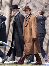 组图：《猩红山峰》片场照 抖森再变黑发坏男人