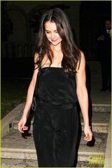 组图：凯蒂霍尔姆斯连体衣露香肩 笑容腼腆