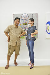 组图：周冬雨赴约村上隆 打造六心公主妆容