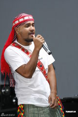 组图：张震岳个唱凸显原住民 亲手作手环送歌迷