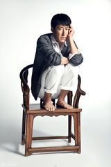 组图：于震最新写真随性演绎别样民族风