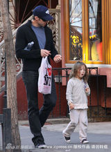 幻灯图集：休杰克曼一家三口外出 女儿艾娃可爱