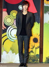 高清图：金贤重帅气宣传《恶吻》 与郑素敏亲密合影