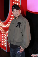 组图：葛民辉任颁奖嘉宾 为年青设计师打气