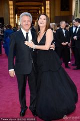 组图：达斯汀-霍夫曼与妻子穿黑色情侣装